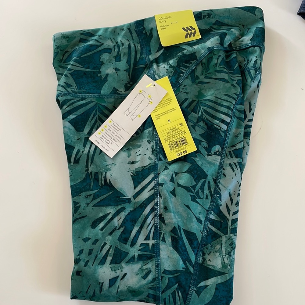 NWT All In Motion Contour Curvy High Rise Capri